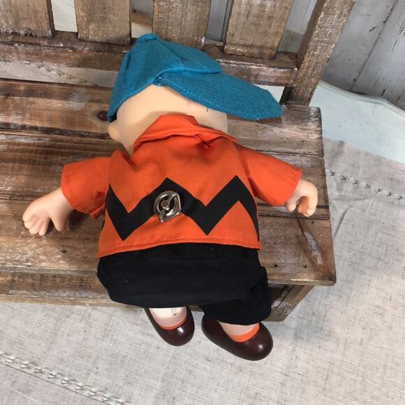 Vintage Peanuts Charlie Brown Movable Musical Doll - It’s a Small World Music - Picture 2 of 10